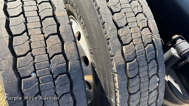 image for item EA7901 2019 Volvo VNL semi truck