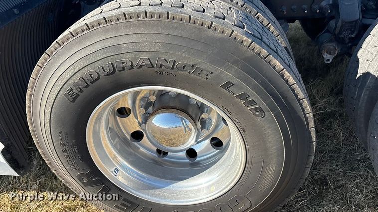 image for item EA7901 2019 Volvo VNL semi truck