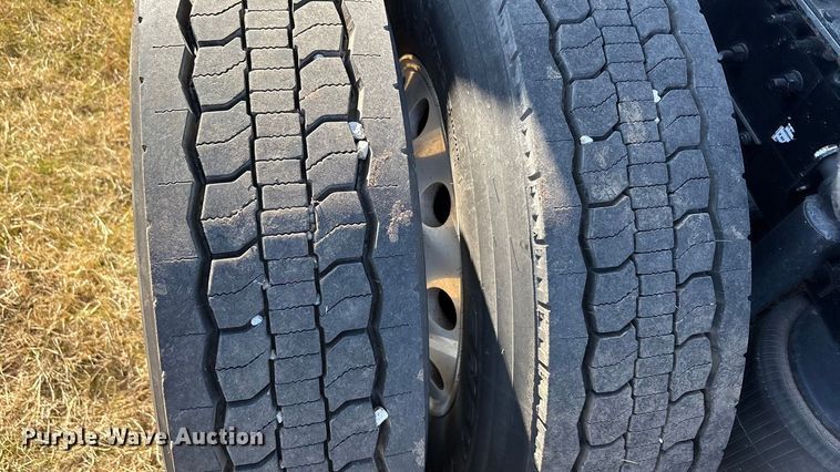 image for item EA7901 2019 Volvo VNL semi truck