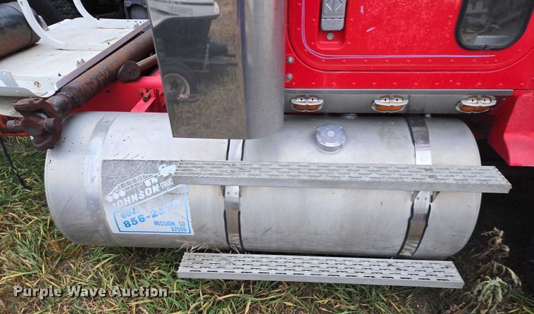 image for item EB1163 1993 International Harvester 9400 semi truck