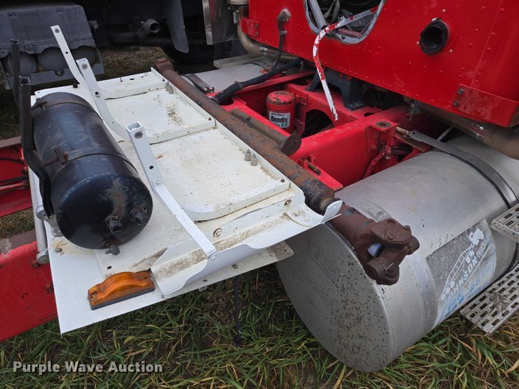 image for item EB1163 1993 International Harvester 9400 semi truck