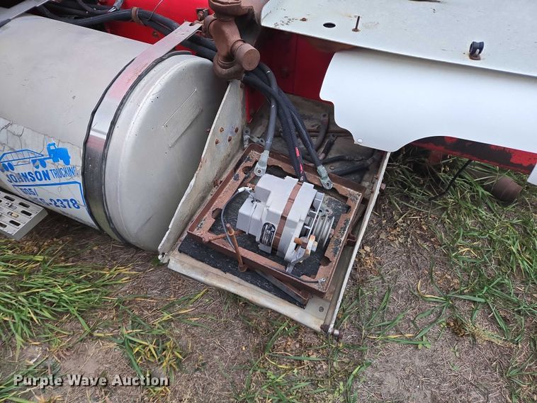 image for item EB1163 1993 International Harvester 9400 semi truck