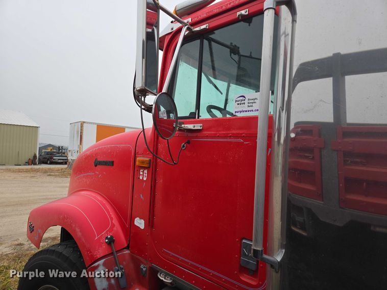 image for item EB1163 1993 International Harvester 9400 semi truck