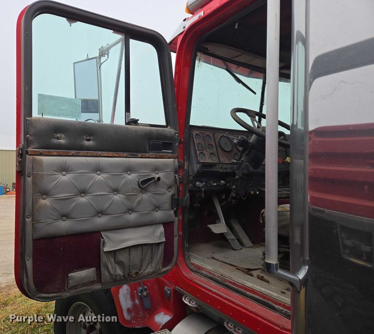 image for item EB1163 1993 International Harvester 9400 semi truck