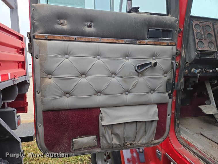 image for item EB1163 1993 International Harvester 9400 semi truck