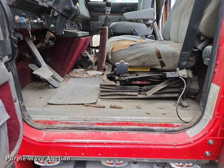 image for item EB1163 1993 International Harvester 9400 semi truck