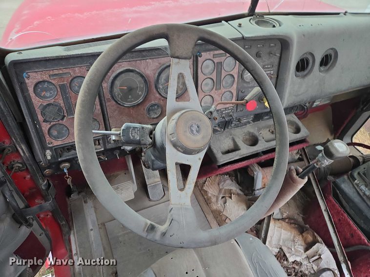 image for item EB1163 1993 International Harvester 9400 semi truck