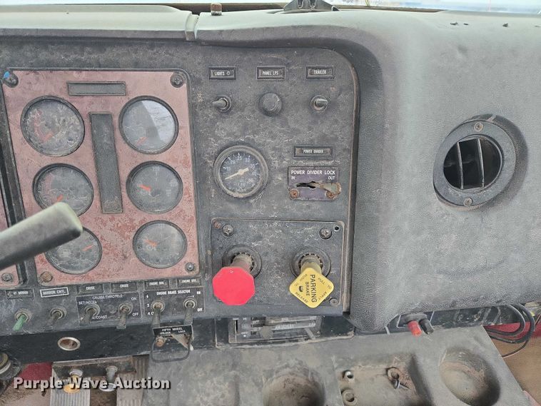 image for item EB1163 1993 International Harvester 9400 semi truck