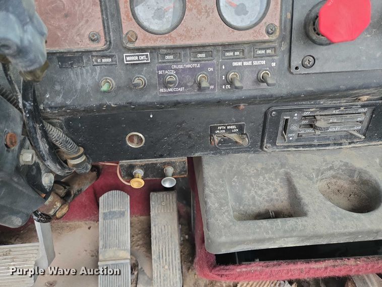 image for item EB1163 1993 International Harvester 9400 semi truck