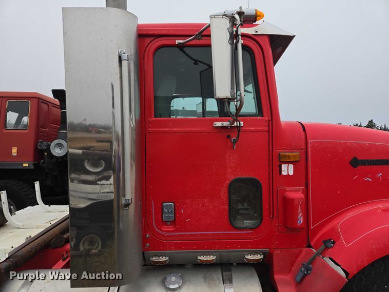 image for item EB1163 1993 International Harvester 9400 semi truck