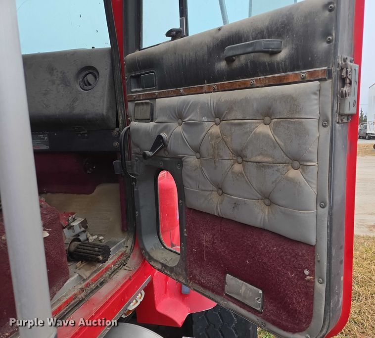 image for item EB1163 1993 International Harvester 9400 semi truck