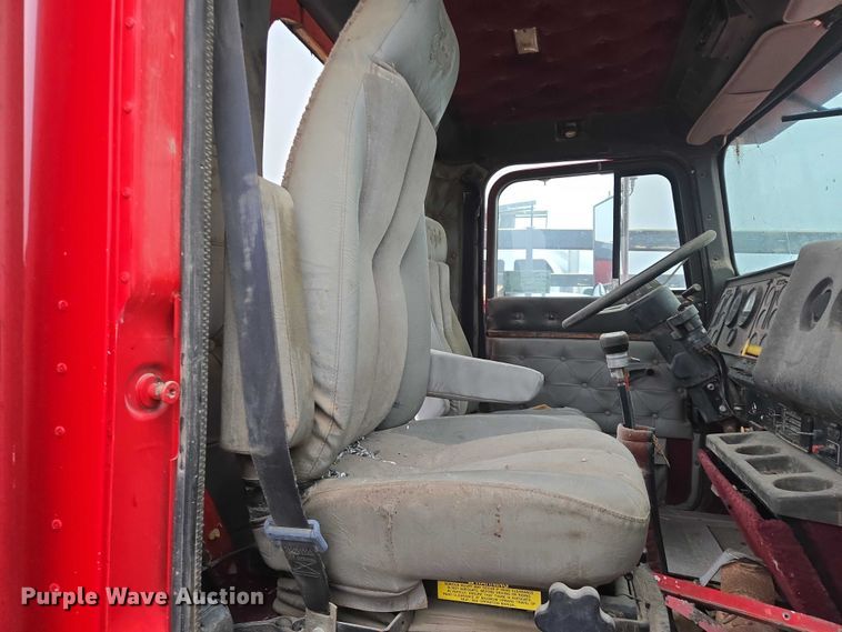 image for item EB1163 1993 International Harvester 9400 semi truck