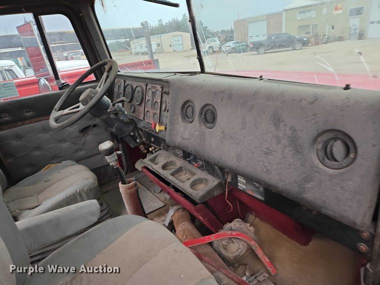 image for item EB1163 1993 International Harvester 9400 semi truck