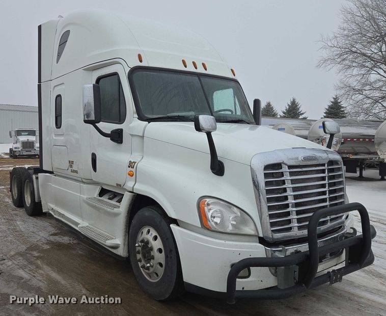 image for item EB1209 2018 Frieghtliner Cascadia semi truck