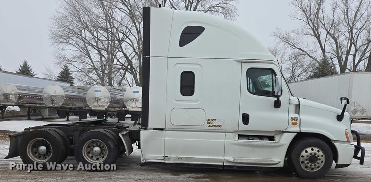 image for item EB1209 2018 Frieghtliner Cascadia semi truck