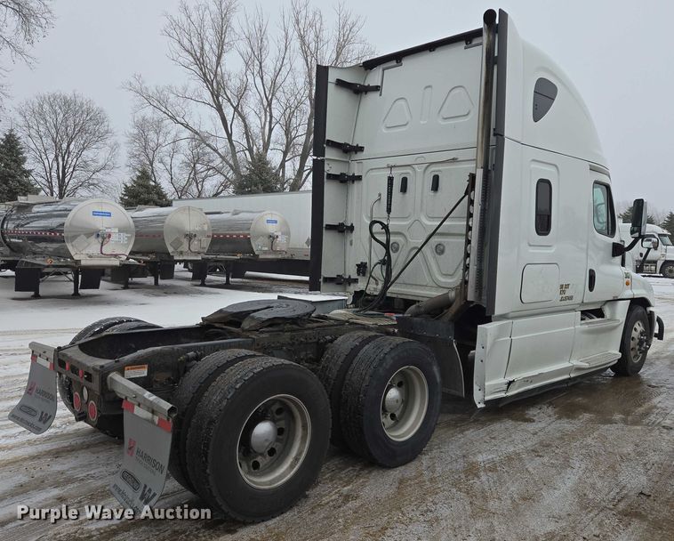 image for item EB1209 2018 Frieghtliner Cascadia semi truck