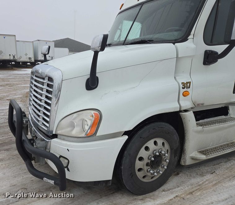 image for item EB1209 2018 Frieghtliner Cascadia semi truck