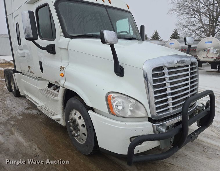 image for item EB1209 2018 Frieghtliner Cascadia semi truck