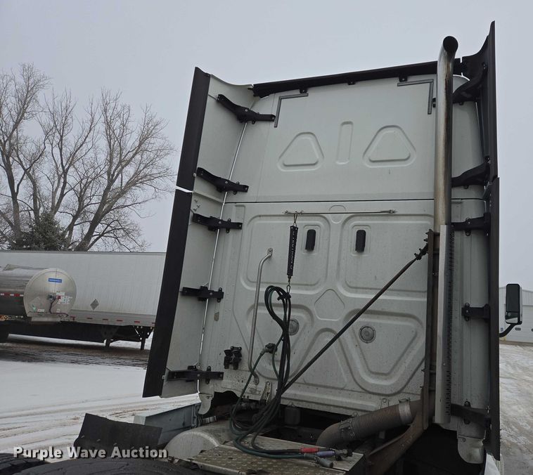 image for item EB1209 2018 Frieghtliner Cascadia semi truck