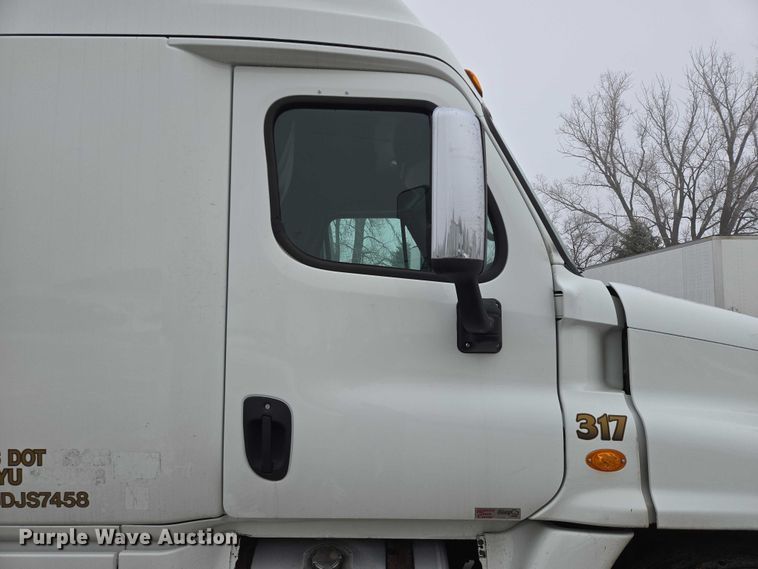 image for item EB1209 2018 Frieghtliner Cascadia semi truck