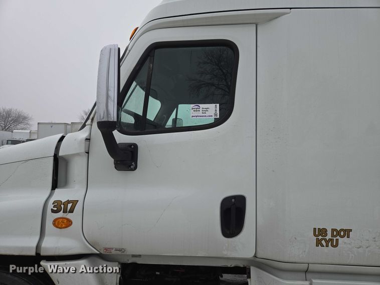 image for item EB1209 2018 Frieghtliner Cascadia semi truck