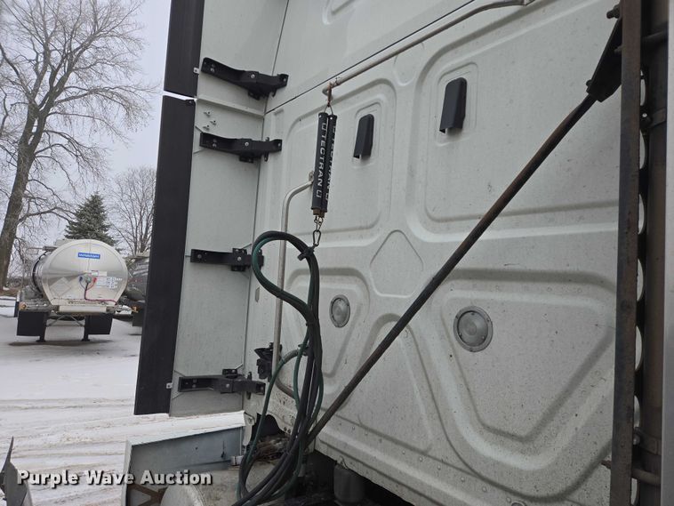 image for item EB1209 2018 Frieghtliner Cascadia semi truck