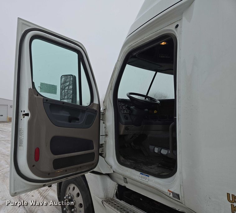 image for item EB1209 2018 Frieghtliner Cascadia semi truck
