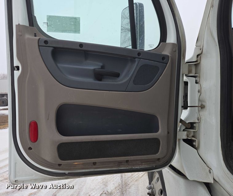 image for item EB1209 2018 Frieghtliner Cascadia semi truck