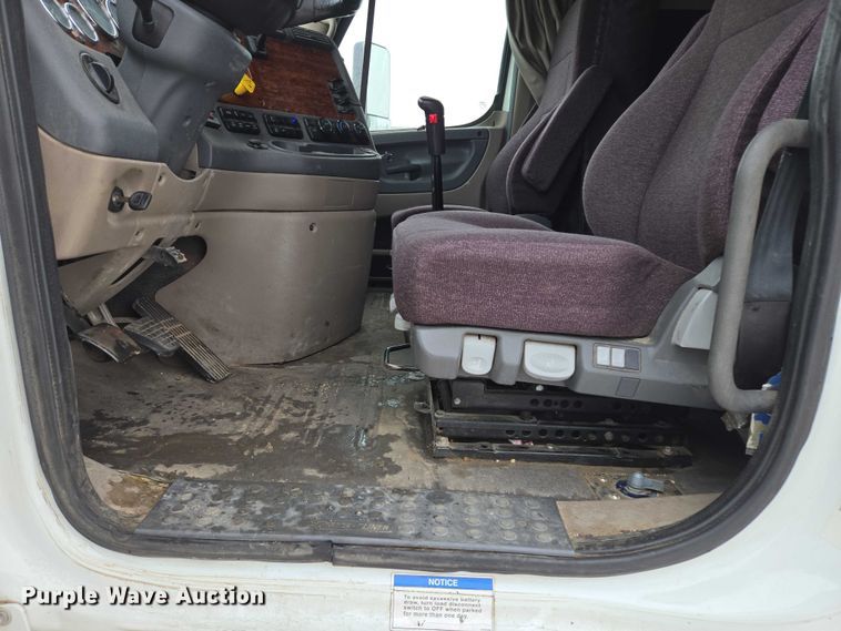 image for item EB1209 2018 Frieghtliner Cascadia semi truck