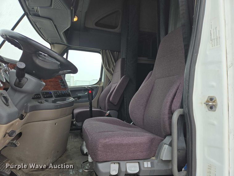 image for item EB1209 2018 Frieghtliner Cascadia semi truck