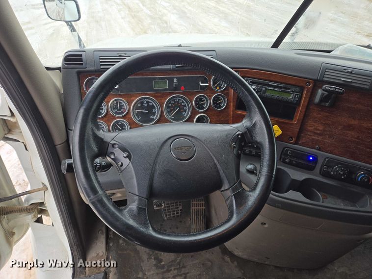 image for item EB1209 2018 Frieghtliner Cascadia semi truck