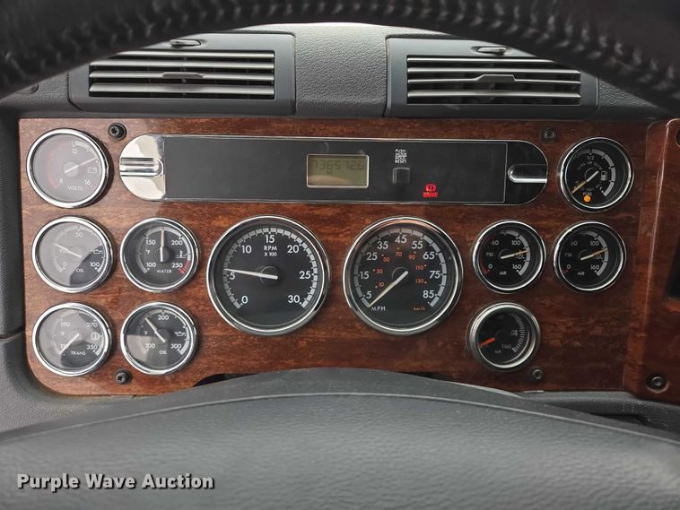 image for item EB1209 2018 Frieghtliner Cascadia semi truck