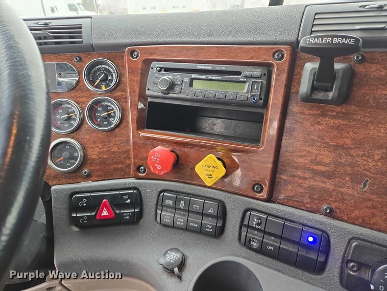 image for item EB1209 2018 Frieghtliner Cascadia semi truck