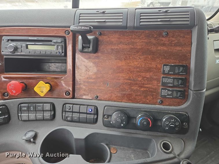 image for item EB1209 2018 Frieghtliner Cascadia semi truck