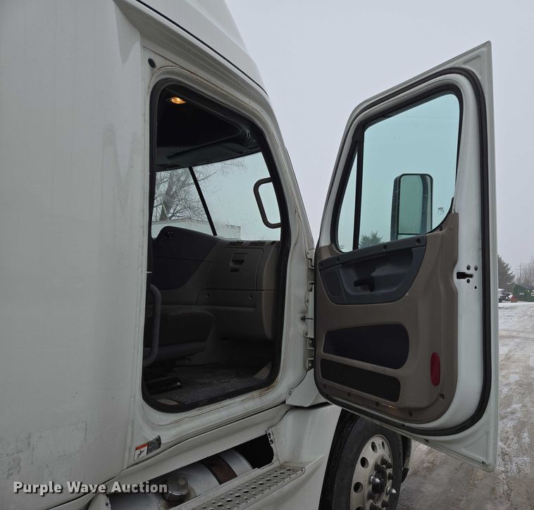 image for item EB1209 2018 Frieghtliner Cascadia semi truck