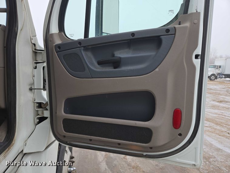 image for item EB1209 2018 Frieghtliner Cascadia semi truck