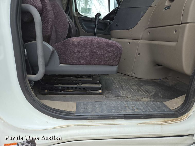 image for item EB1209 2018 Frieghtliner Cascadia semi truck