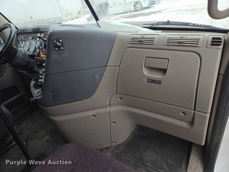 image for item EB1209 2018 Frieghtliner Cascadia semi truck