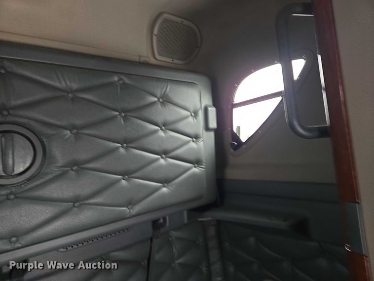 image for item EB1209 2018 Frieghtliner Cascadia semi truck