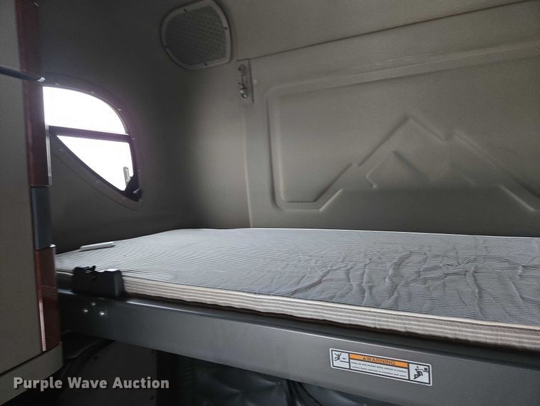 image for item EB1209 2018 Frieghtliner Cascadia semi truck