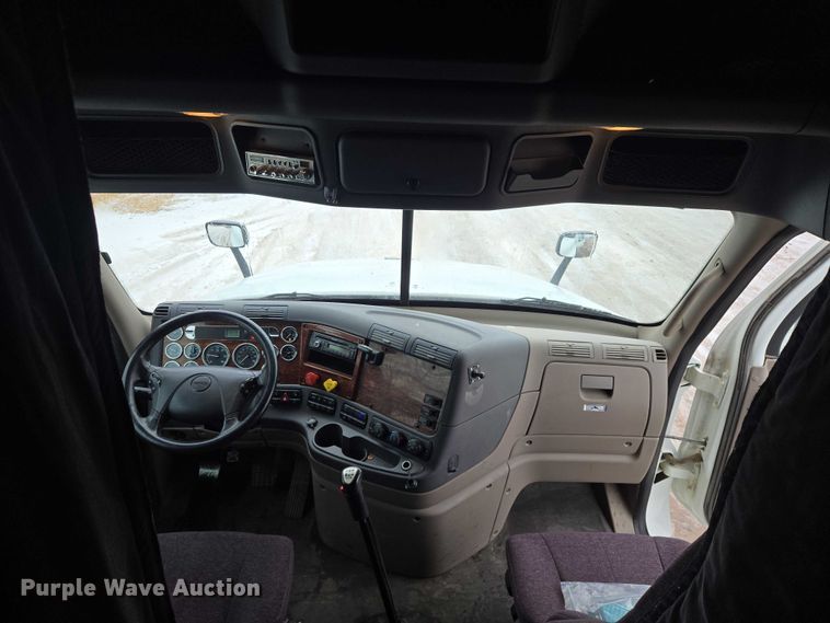 image for item EB1209 2018 Frieghtliner Cascadia semi truck