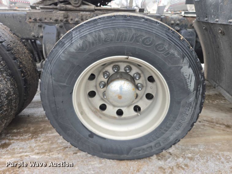 image for item EB1209 2018 Frieghtliner Cascadia semi truck