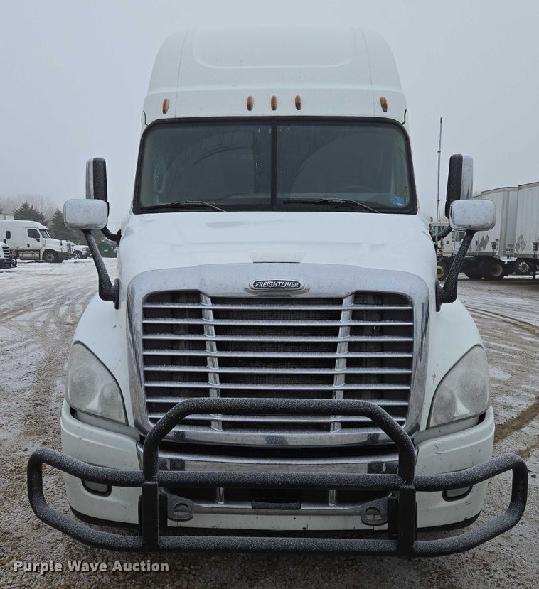 image for item EB1210 2019 Frieghtliner Cascadia semi truck