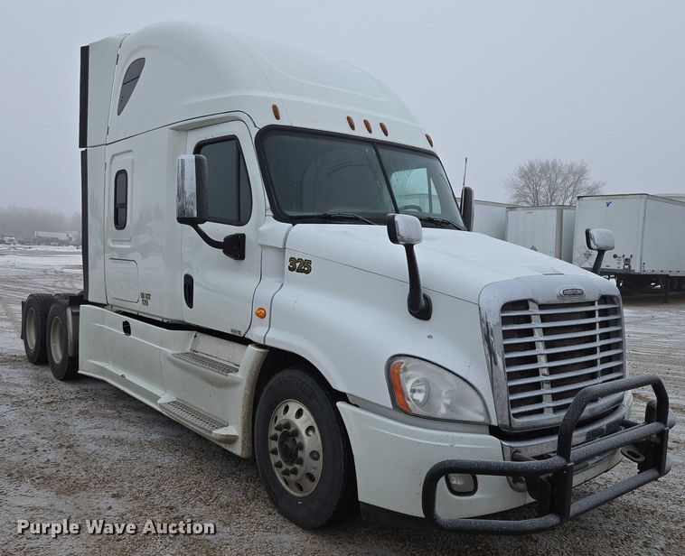 image for item EB1210 2019 Frieghtliner Cascadia semi truck