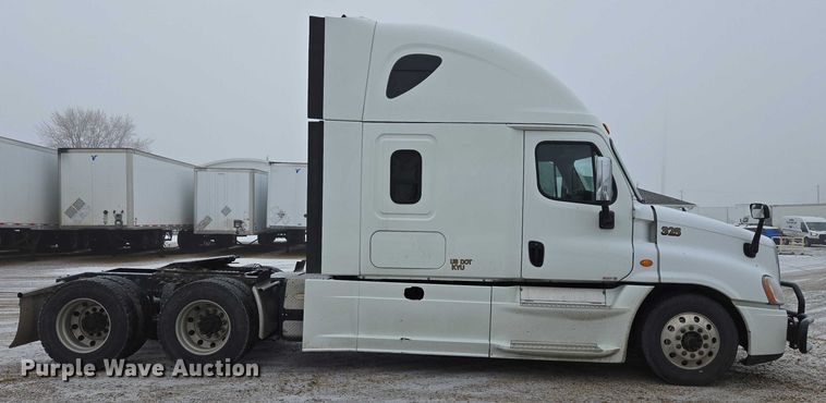image for item EB1210 2019 Frieghtliner Cascadia semi truck