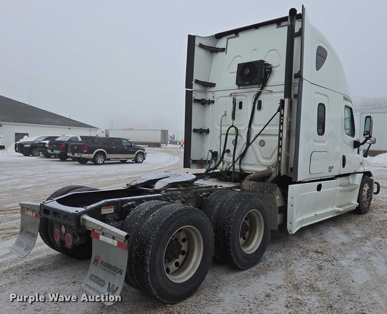image for item EB1210 2019 Frieghtliner Cascadia semi truck