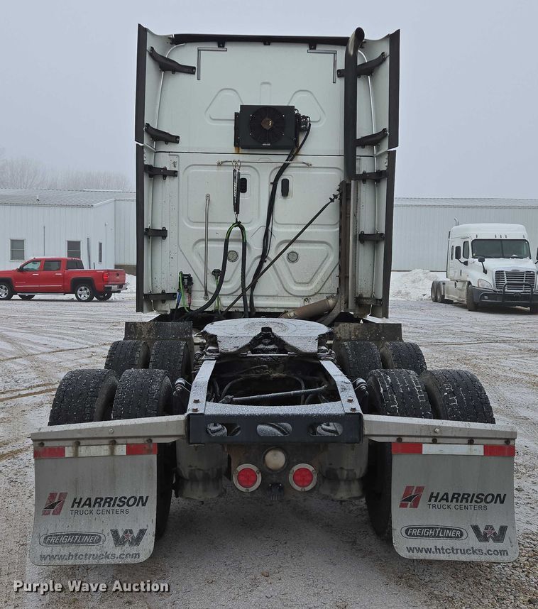 image for item EB1210 2019 Frieghtliner Cascadia semi truck