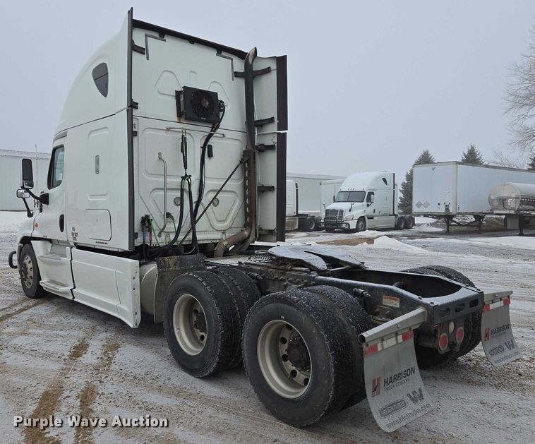 image for item EB1210 2019 Frieghtliner Cascadia semi truck