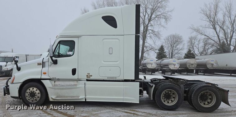 image for item EB1210 2019 Frieghtliner Cascadia semi truck