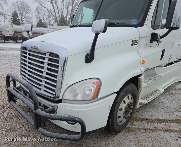 image for item EB1210 2019 Frieghtliner Cascadia semi truck